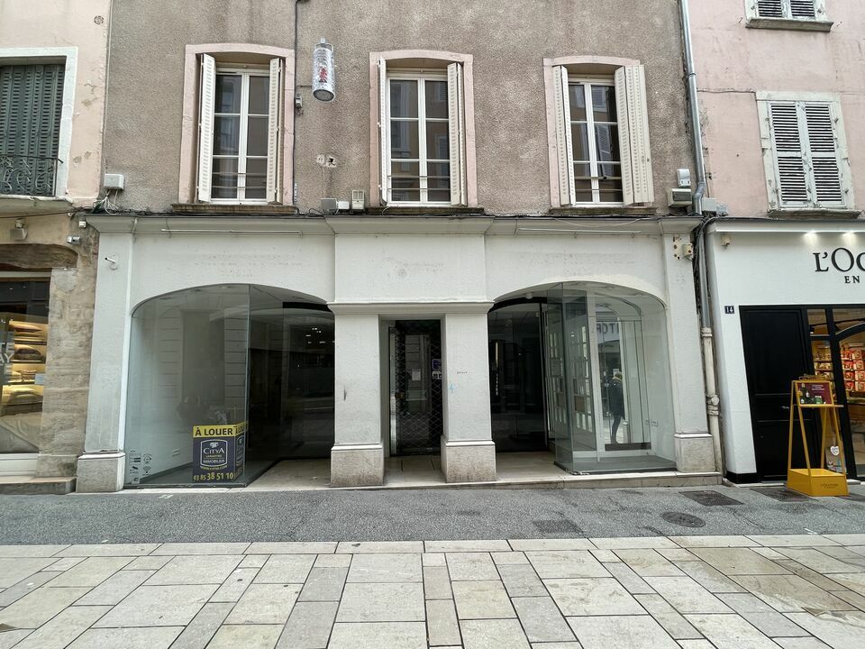 A vendre Local commercial  151.95m² Mâcon