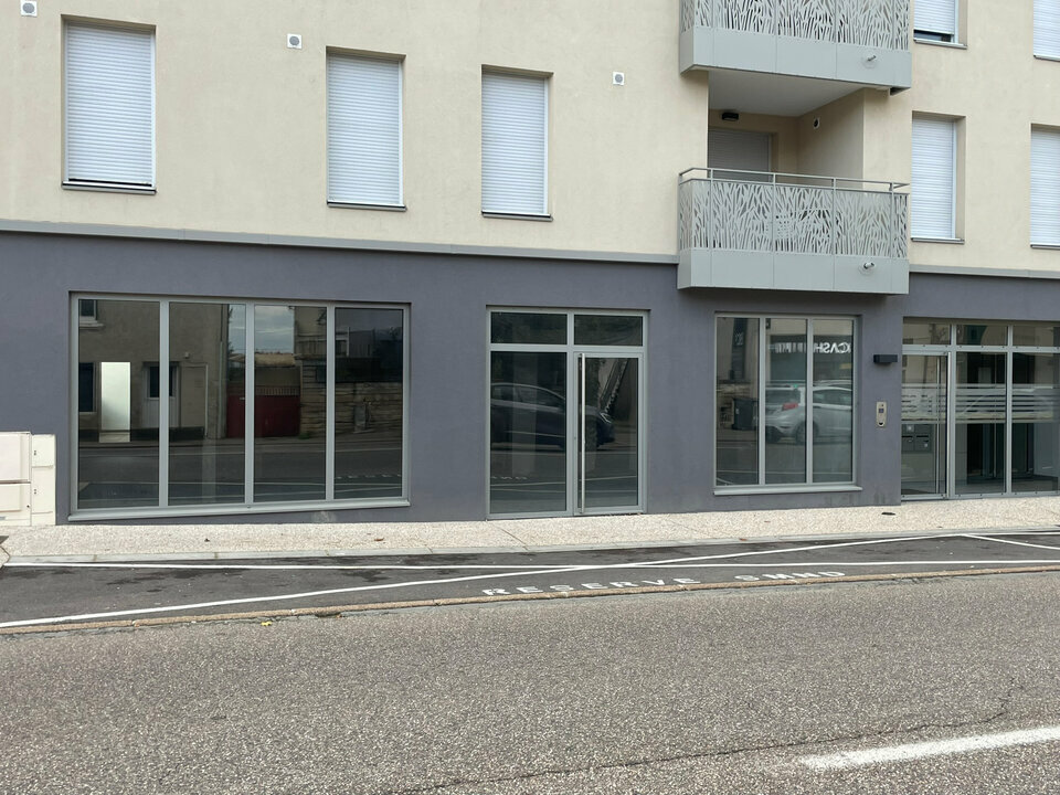 A vendre Local commercial  179m² Saint-Bonnet-de-Mure