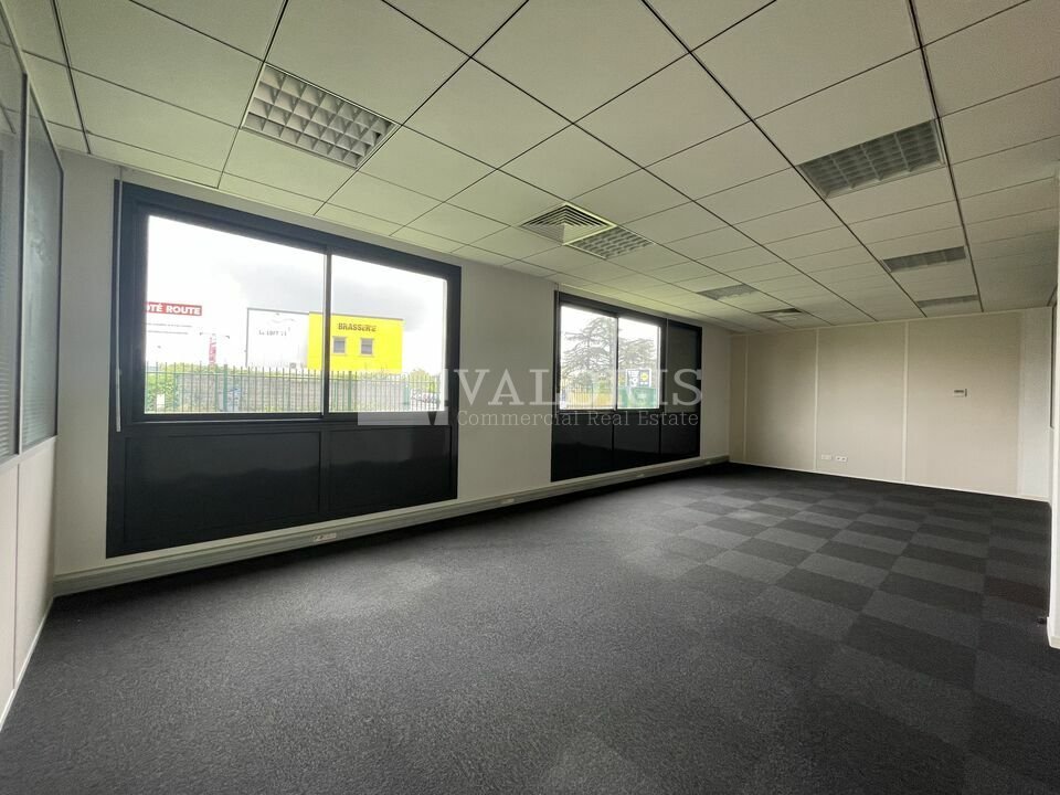 A louer Bureaux 340m² Chassieu