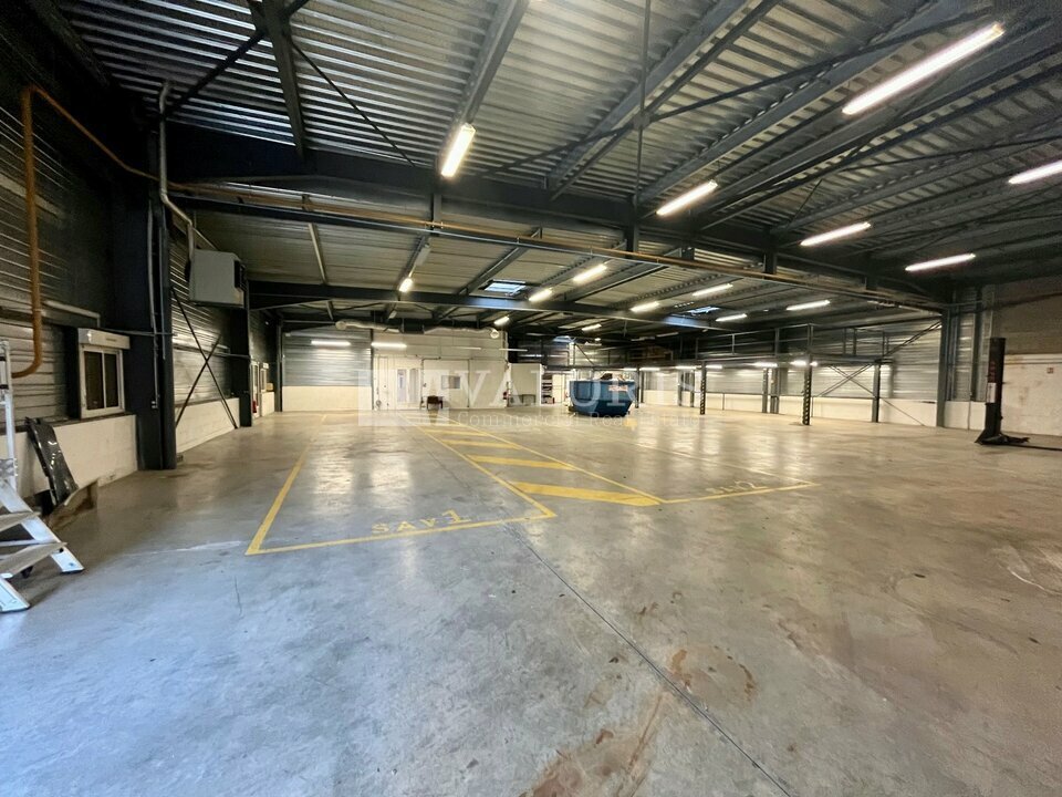 A vendre Locaux d'activité 826m² Saint-Priest