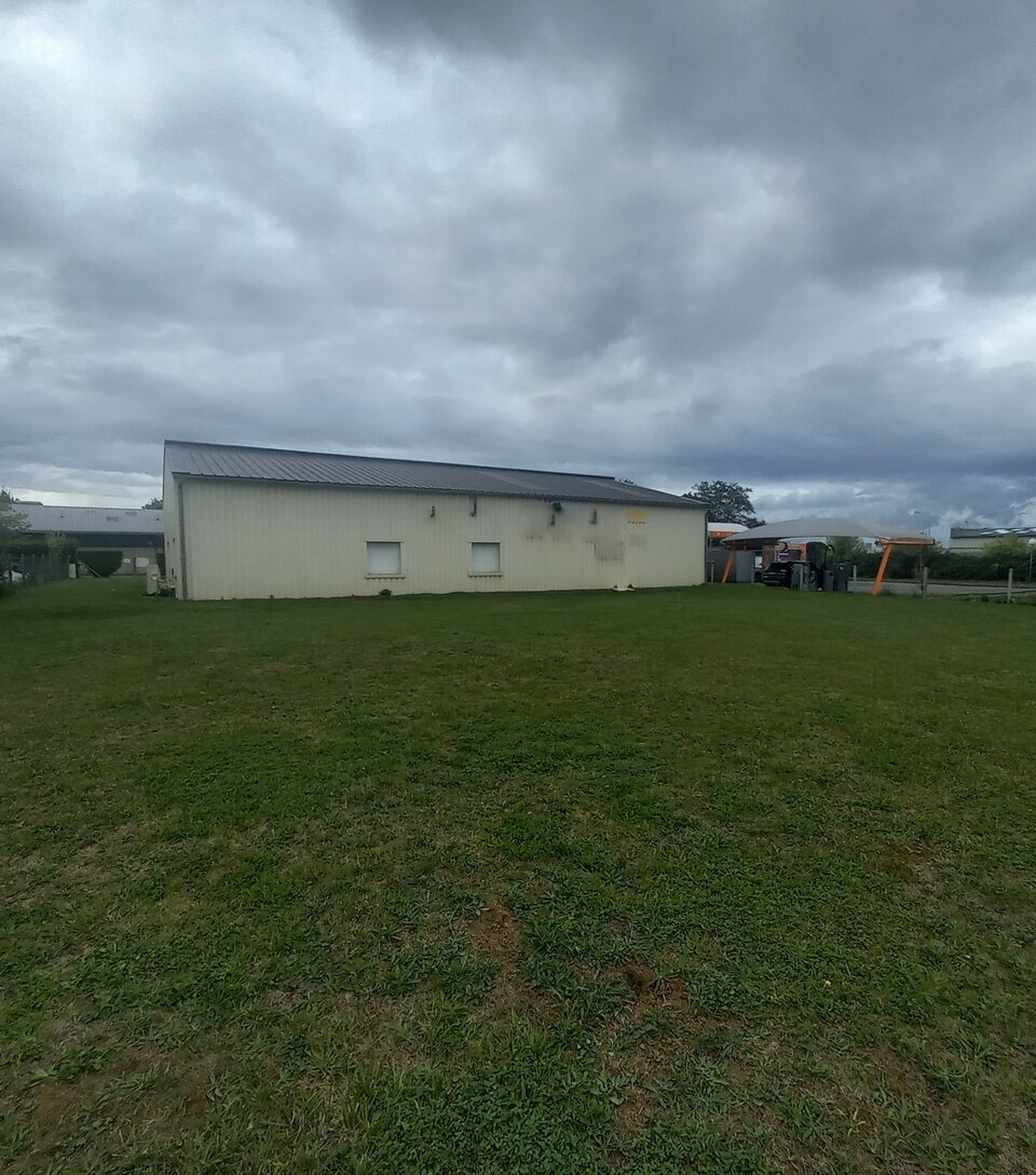 Bâtiment indépendant avec terrain clos.