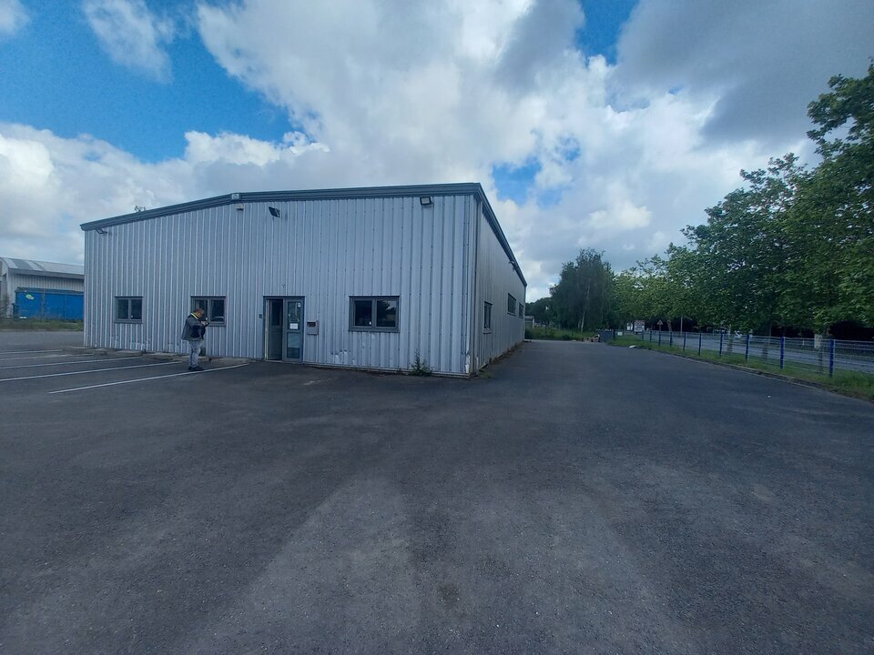 BÂTIMENT INDÉPENDANT AVEC BEAU TERRAIN.