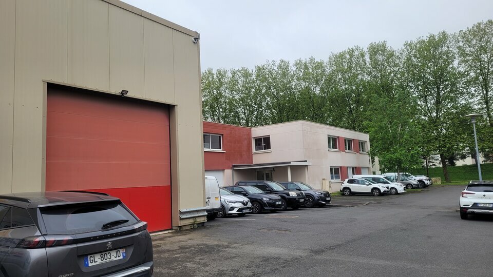 PROCHE VOIE RAPIDE SUD III / A LOUER BUREAUX ET DEPOT.