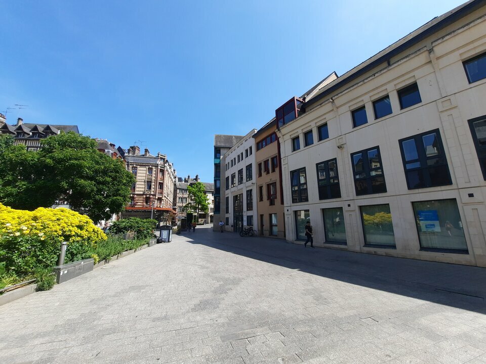 BUREAUX + PARKINGS EN CUR DE VILLE HISTORIQUE. 