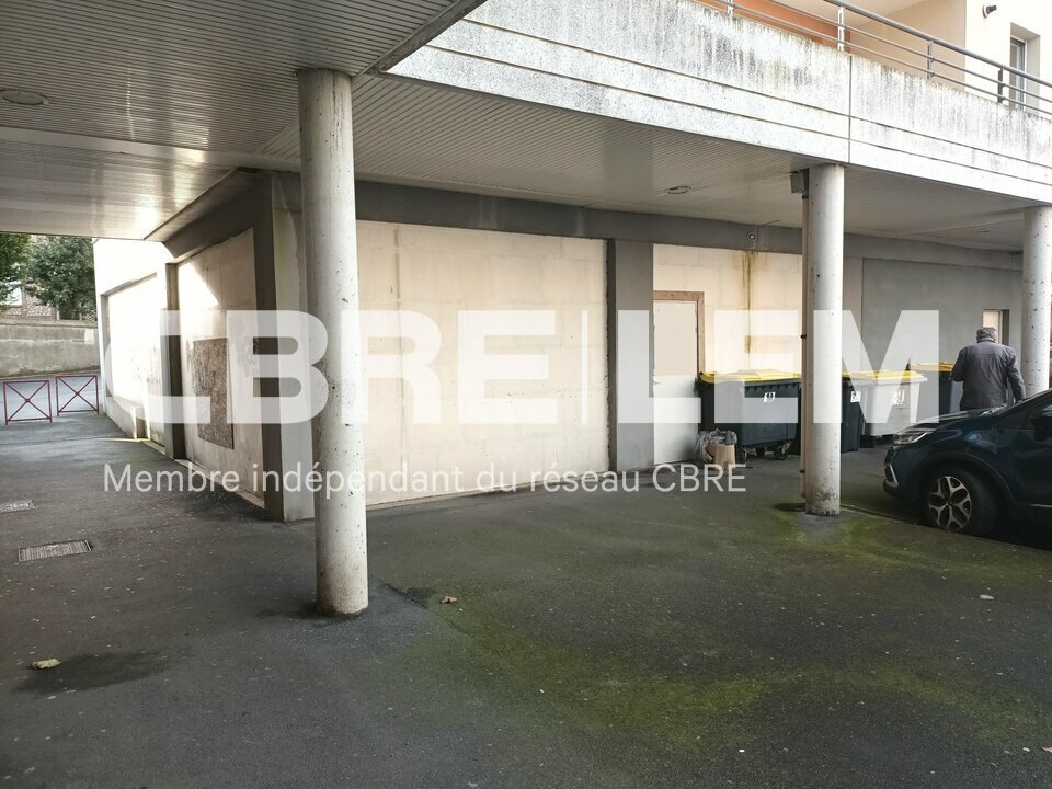 A louer Local commercial  242m² Colleville