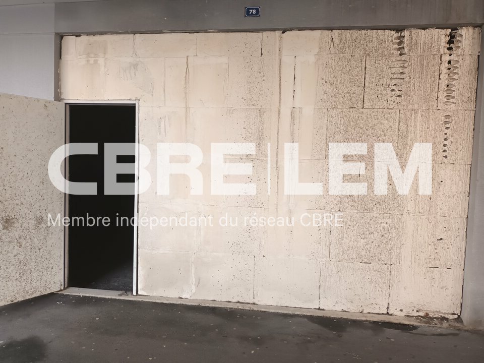 A louer Local commercial  281m² Colleville