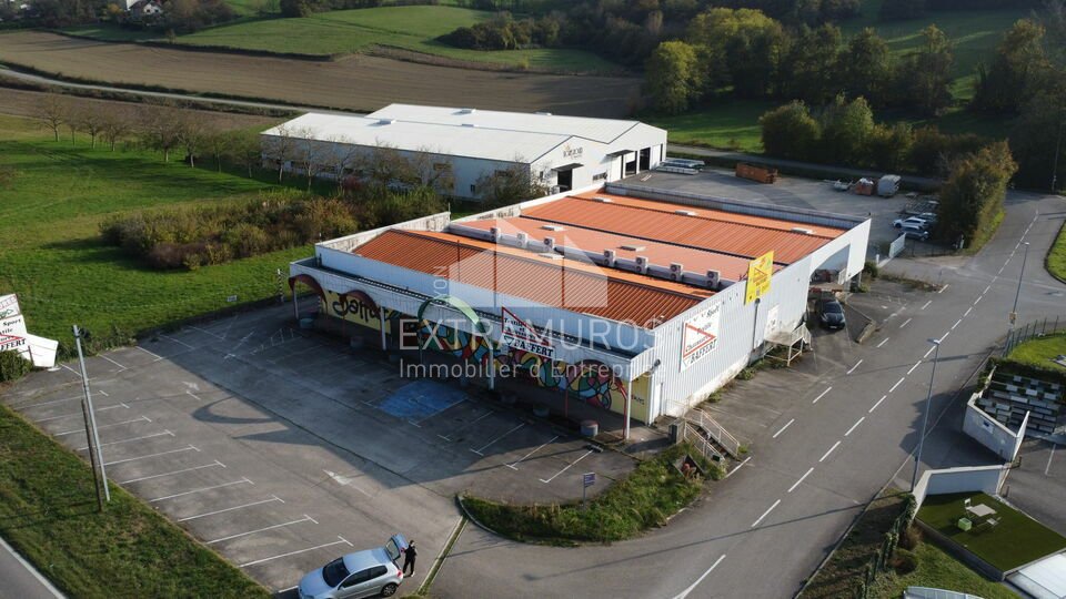 Local commercial de 1530m² sur un axe très passant 