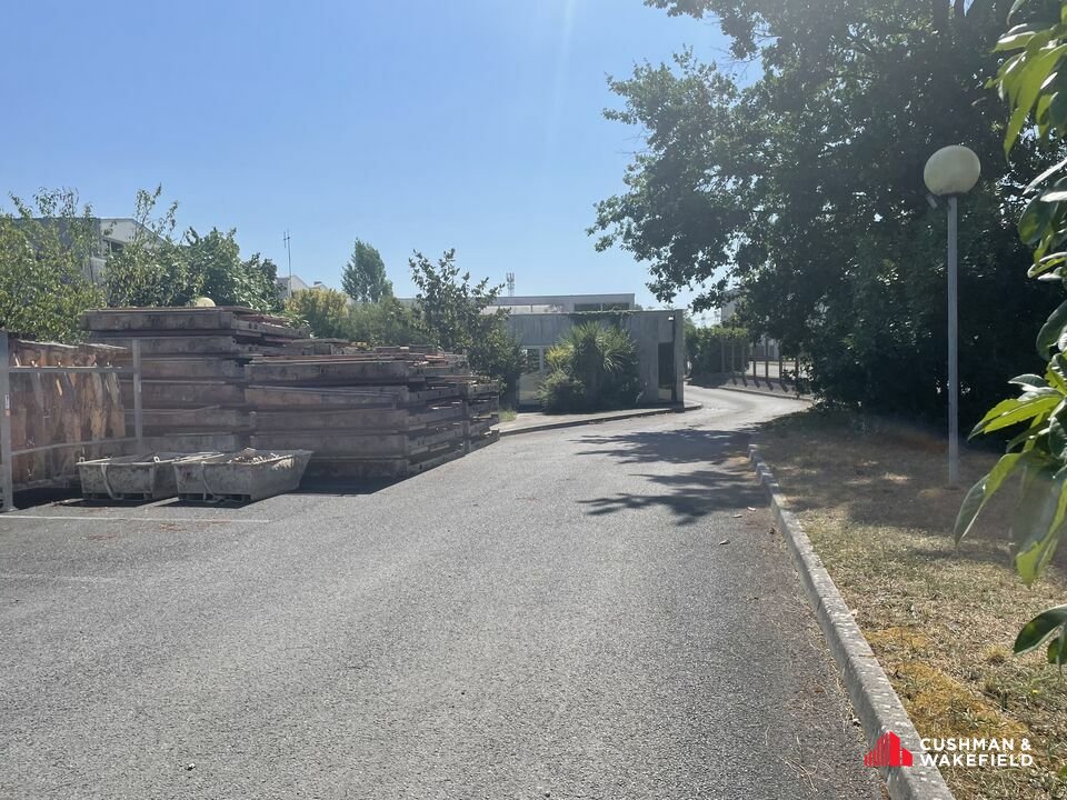 Bureaux et grand stockage extérieur à louer sur site indépendant