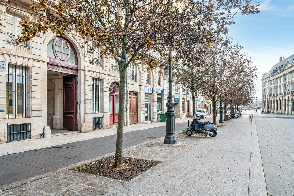 À Louer : Local Commercial d'Exception au Cours du Chapeau Rouge !