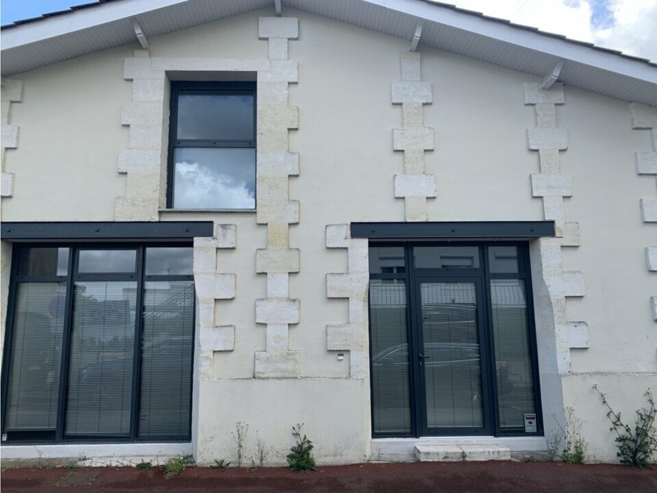 Bâtiment indépendant à vendre, bureaux dans le centre du Taillan-Médoc