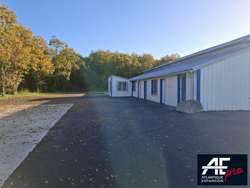 Atelier avec Bureaux  à LOUER