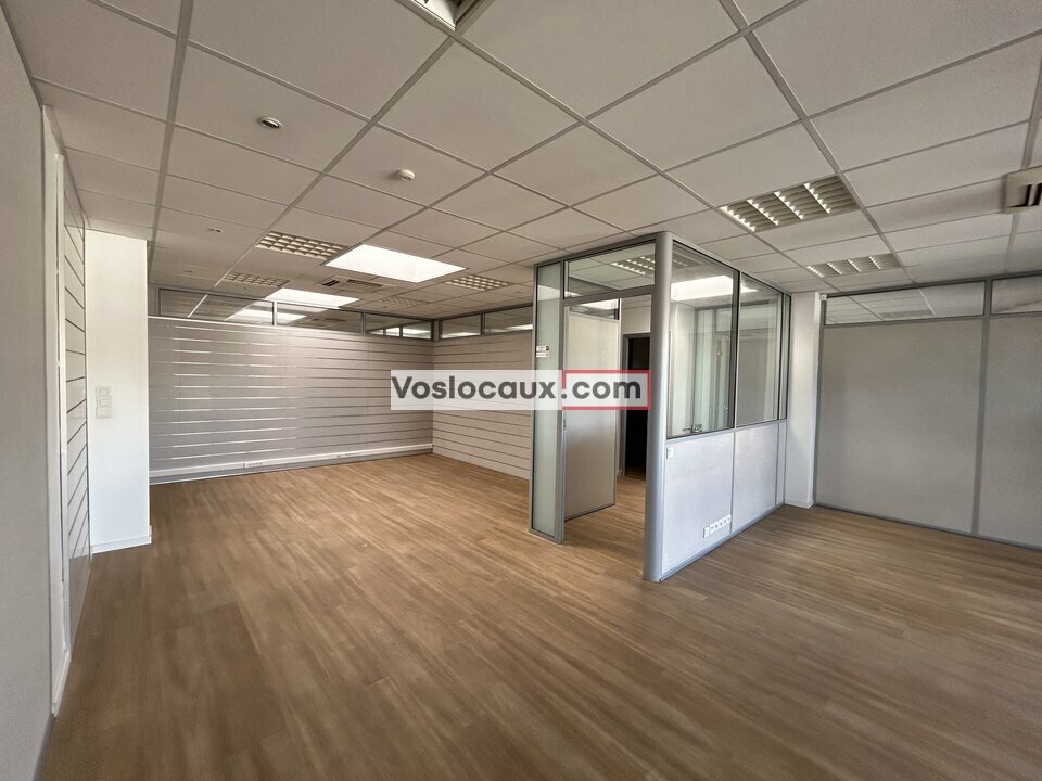 A la location : Bureaux de 300m² au CANNET