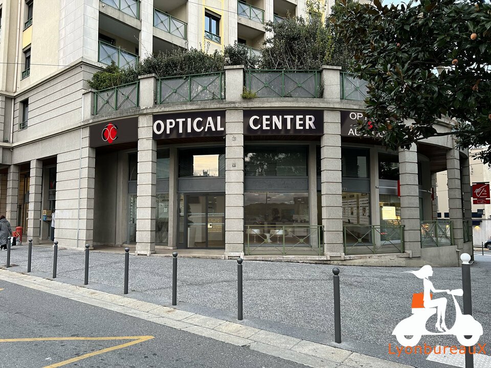 A VENDRE BUREAU 360m2  EN RDC AVEC VITRINE COEUR CROIX ROUSSE