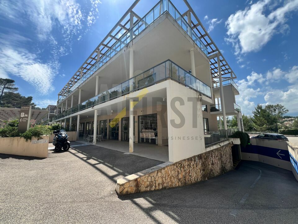 BUREAUX À LOUER DE 116m2 DANS UN BATIMENT RÉCENT À VALBONNE