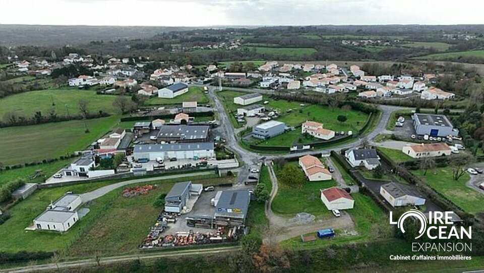 BÂTIMENT INDUSTRIEL FONCTIONNEL  240 m² DANS LA ZONE ARTISANALE DU PLESSIS À OUDON